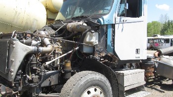 PT-323 - 2001 FREIGHTLINER COLUMBIA
