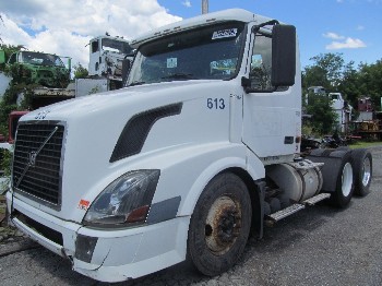 PT-346 - 2006 VOLVO VNM64T